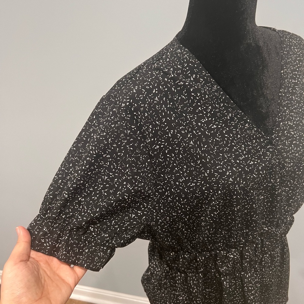 Never worn short sleeve flattering blouse 🖤
Brand new! - Picture 1 of 4